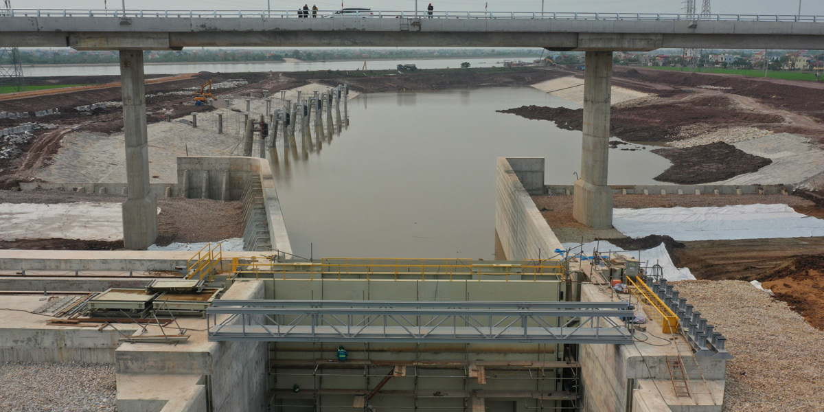 Công trình chiếm một phần đê phía sông Ninh Cơ