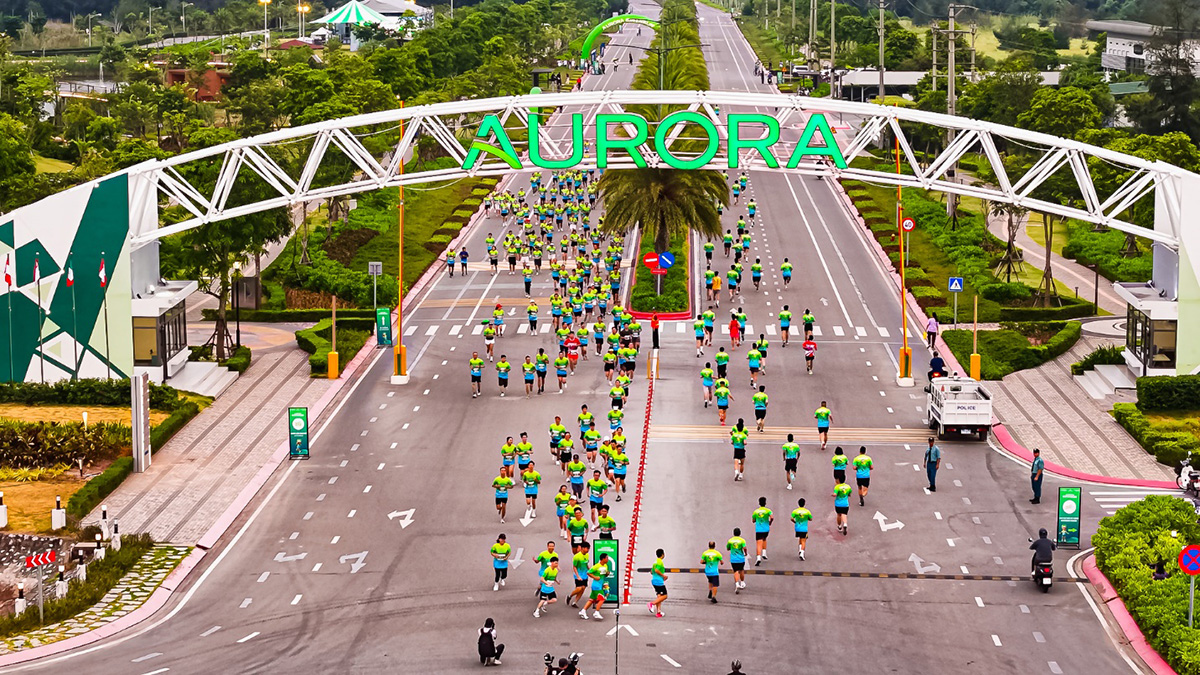 VDV chạy qua cổng chào Aurora IP