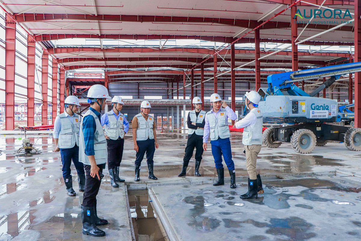 trao đổi tại công trường