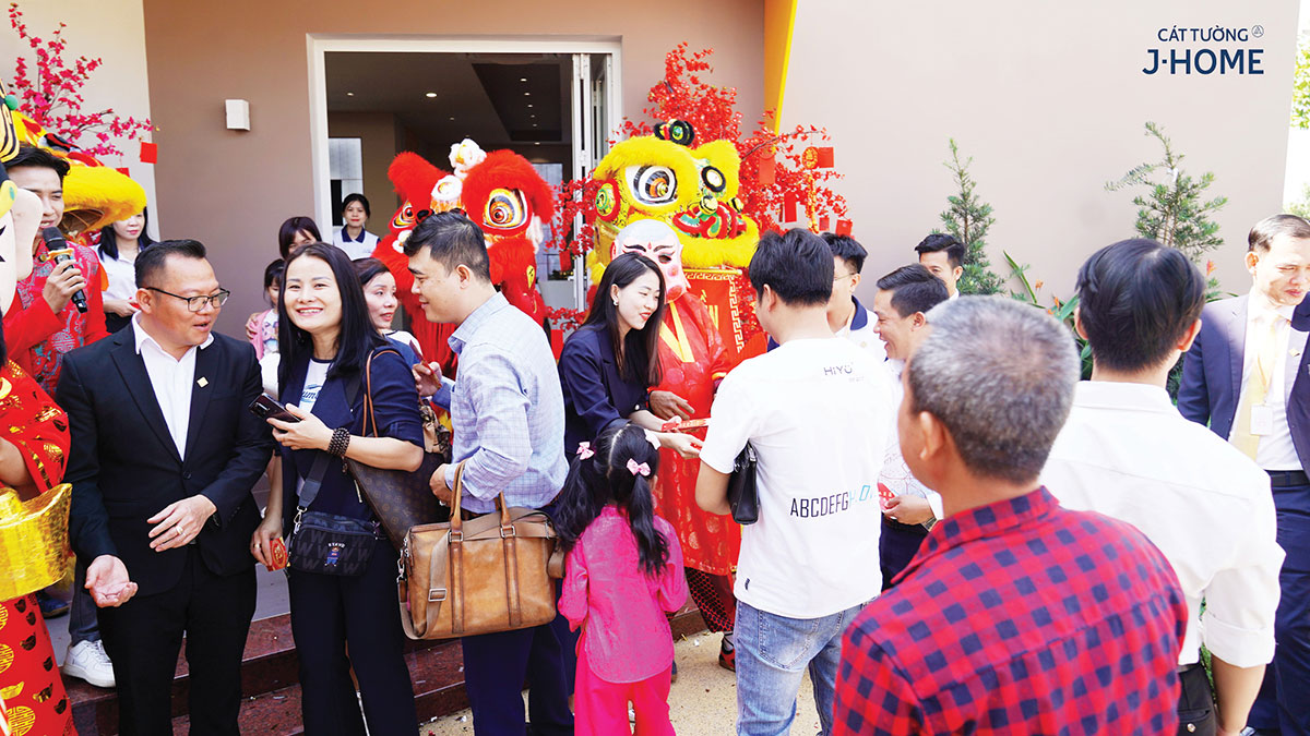 trao lộc may mắn KH J-Home