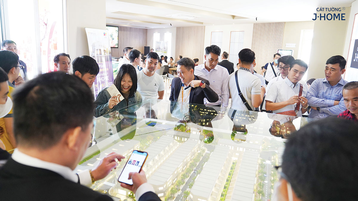 KH tham quan J-Home