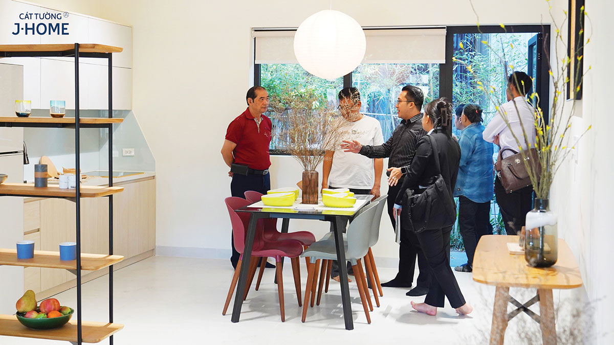 KH tham quan nhà mẫu J-Home